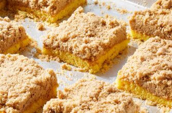 My Grandma’s Ridiculously Easy Crumb Cake Recipe Starts With a Box of Bisquick