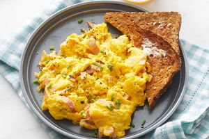 Oprah’s 4-Ingredient Scrambled Eggs Have a Genius Secret Ingredient