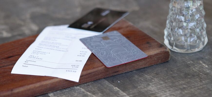 The Best Way to Split a Restaurant Check, According to Etiquette Experts