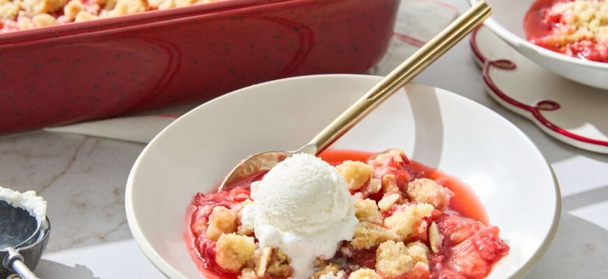 Strawberry Rhubarb Crumble