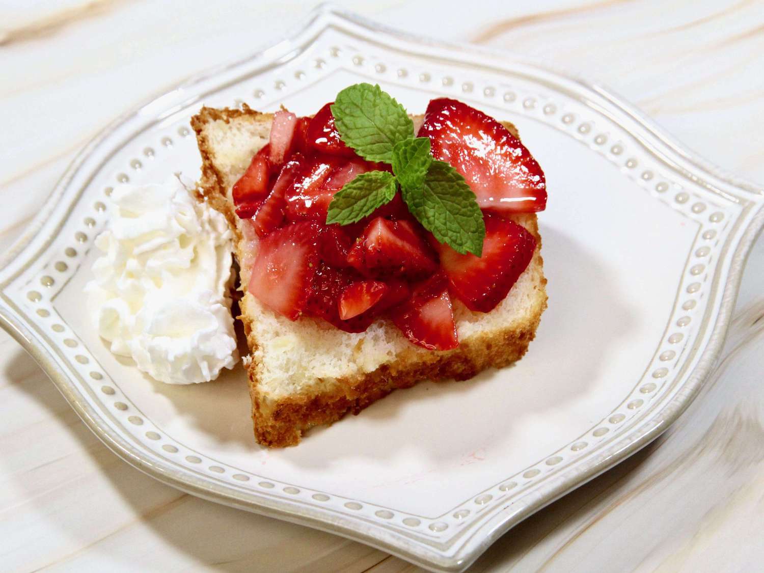 This 2-Ingredient Cake Recipe Tastes Like It Took All Day To Make
